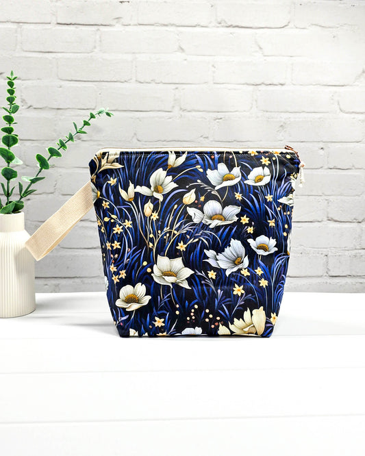 Projekttasche mittel floral blau Reißverschluss - handgenäht in Bayern von Nadelmikado