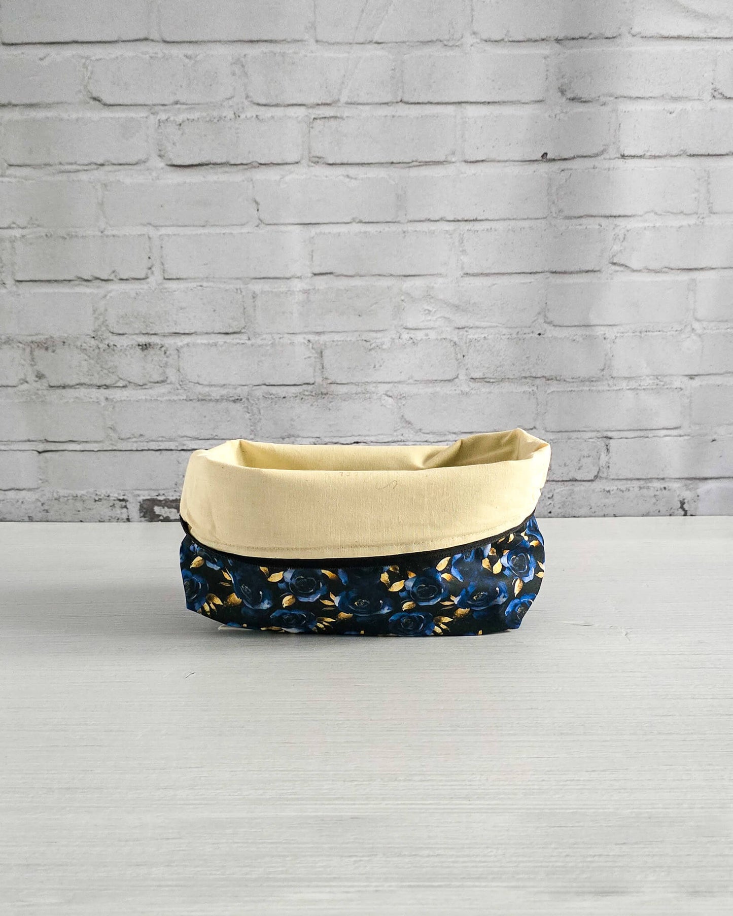 Isvind Projekttasche mit blauem Rosenmuster und goldenen Akzenten - handgenäht in Bayern von Nadelmikado