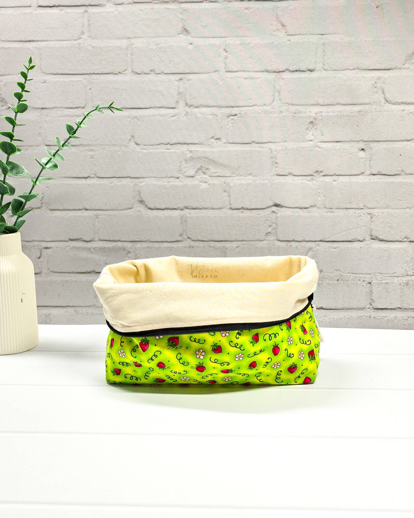 Isvind Projekttasche S mit Erdbeermotiv - handgenäht in Bayern von Nadelmikado