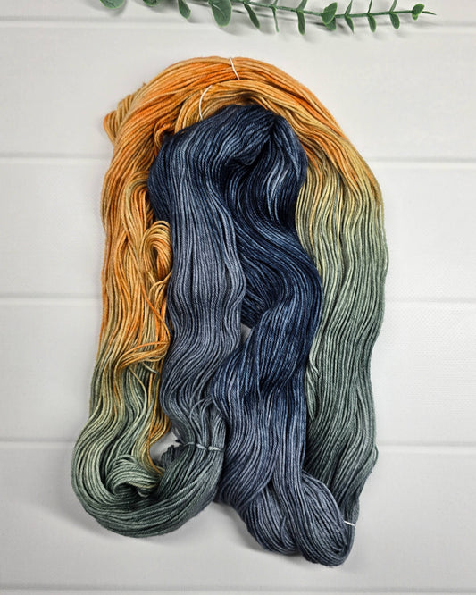 Geöffneter Strang KnitPro Symfonie Terra NewYork NewYork mit Farbverteilung in Blaugrau, Salbeigrün und Curry