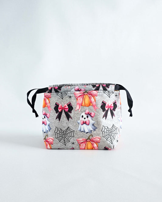 Projektbeutel Lyra im verspielten Halloween-Design mit Spinnennetzen - handgenäht von Nadelmikado in Bayern