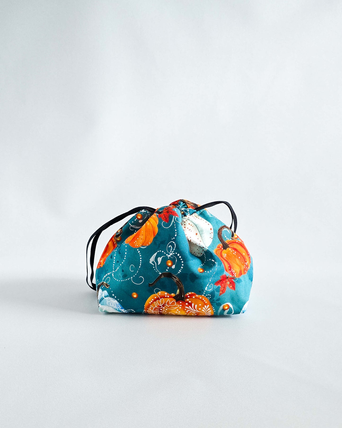 Lyra Projekttasche Kürbis auf petrolfarbenem Hintergrund, handgenähter Projektbeutel von Nadelmikado aus Deutschland