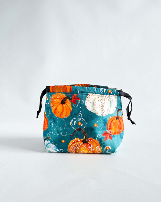 Lyra Projekttasche Kürbis auf petrolfarbenem Hintergrund, handgenähter Projektbeutel von Nadelmikado aus Deutschland