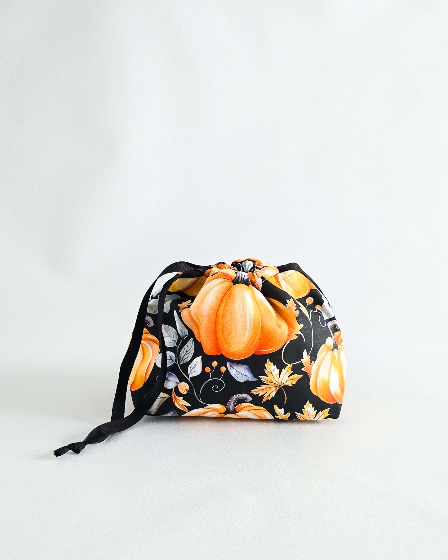 Lyra Projekttasche Kürbiszauber mit orangefarbenen Kürbissen auf schwarzem Grund - handgenäht in Bayern