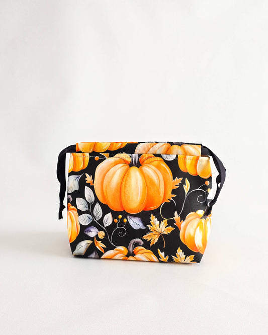 Lyra Projekttasche Kürbiszauber mit orangefarbenen Kürbissen auf schwarzem Grund - handgenäht in Bayern