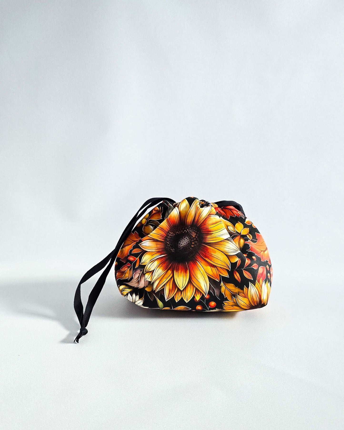 Lyra Projekttasche Sonnenblume mit Herbstblättern, handgenähter Projektbeutel von Nadelmikado aus Deutschland