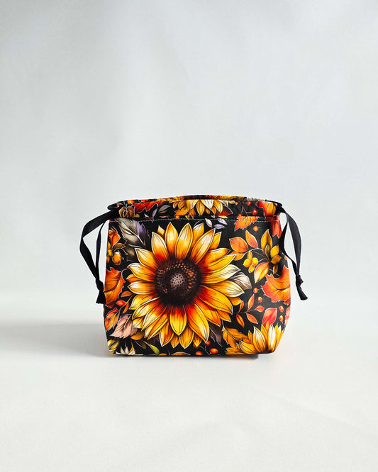 Lyra Projekttasche Sonnenblume mit Herbstblättern, handgenähter Projektbeutel von Nadelmikado aus Deutschland