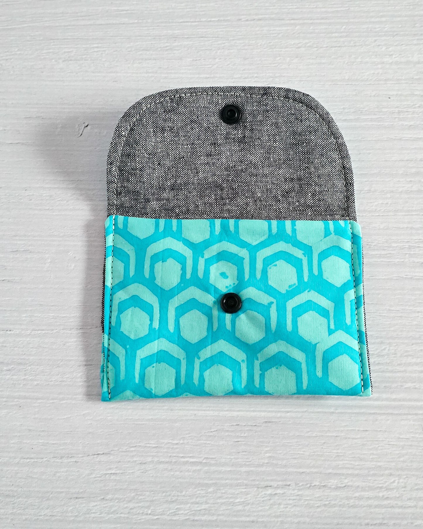 Flache Mini-Pouch mit geometrischem Muster in Aqua- handgenäht in Bayern von Nadelmikado
