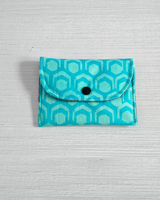 Flache Mini-Pouch mit geometrischem Muster in Aqua- handgenäht in Bayern von Nadelmikado