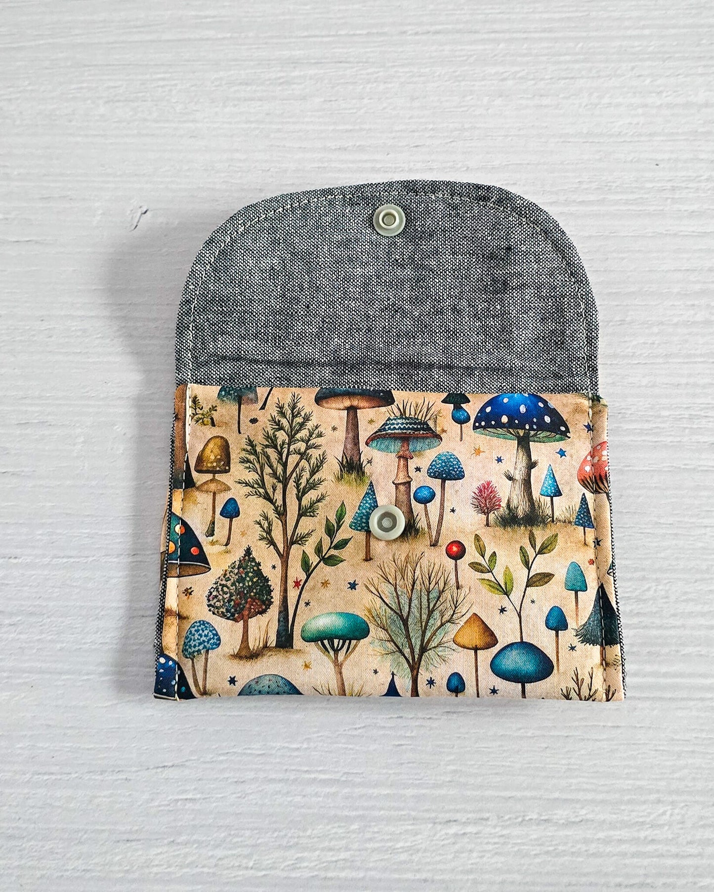 Mini-Pouch Enchanted Forest mit Wald- und Pilzmotiv - handgenäht in Bayern von Nadelmikado