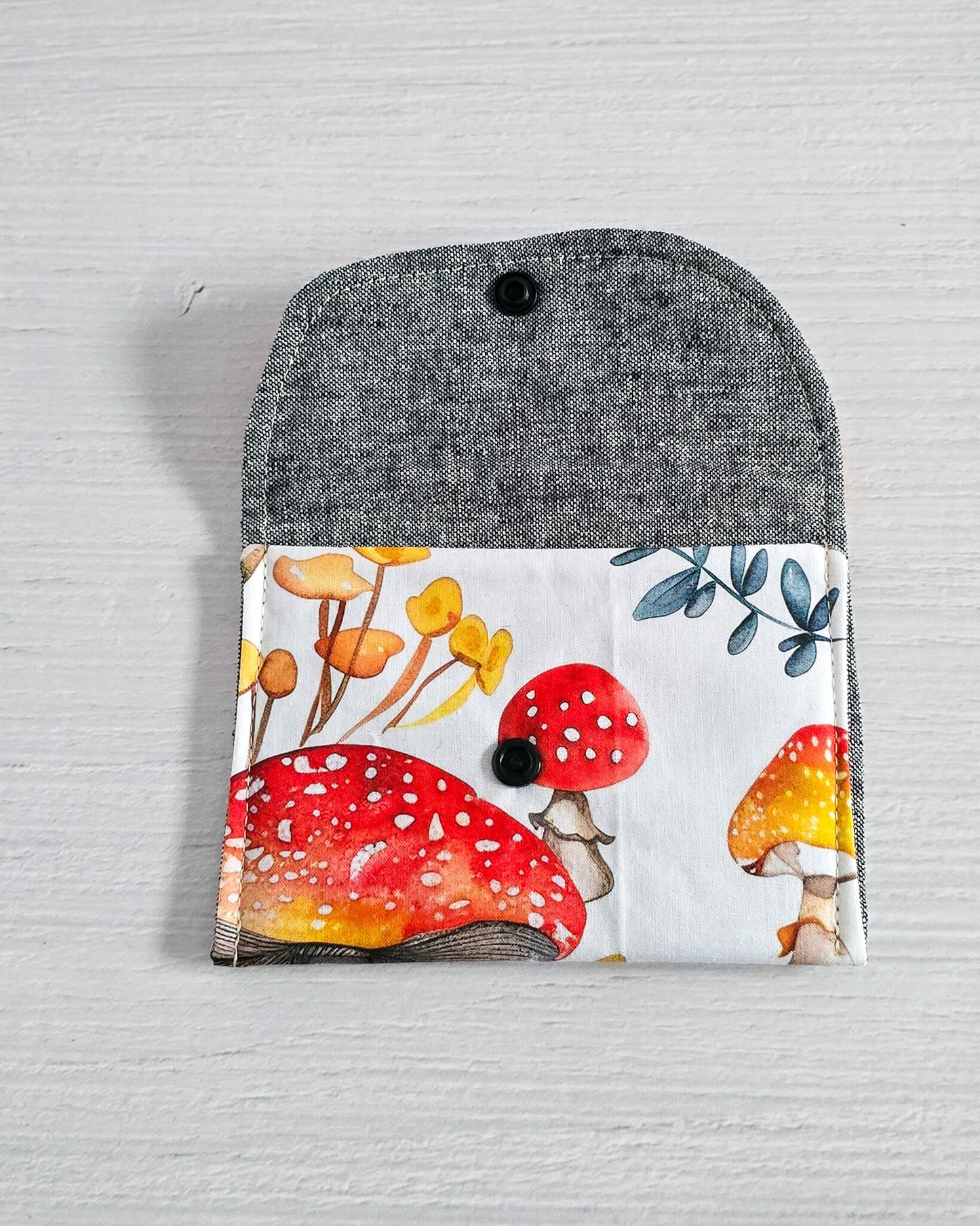Mini-Pouch Forest Meadow mit Pilz- und Blumenmotiv - handgenäht in Bayern von Nadelmikado