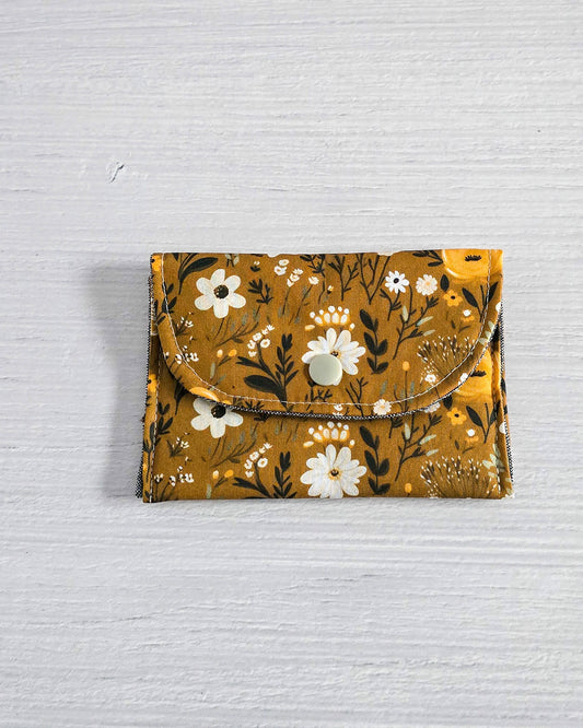 Mini-Pouch Golden Meadow mit floralem Muster - handgenäht in Bayern von Nadelmikado
