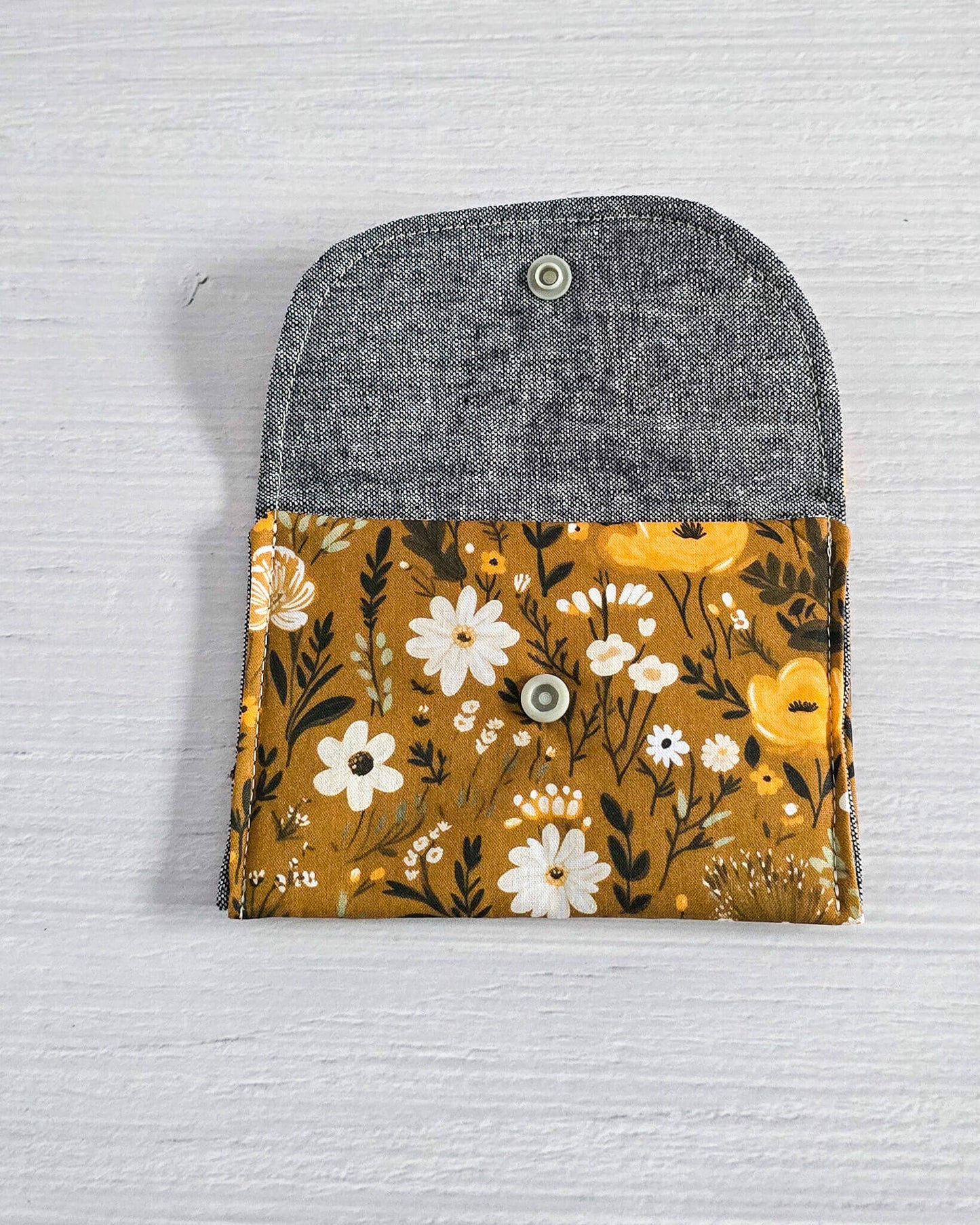Mini-Pouch Golden Meadow mit floralem Muster - handgenäht in Bayern von Nadelmikado