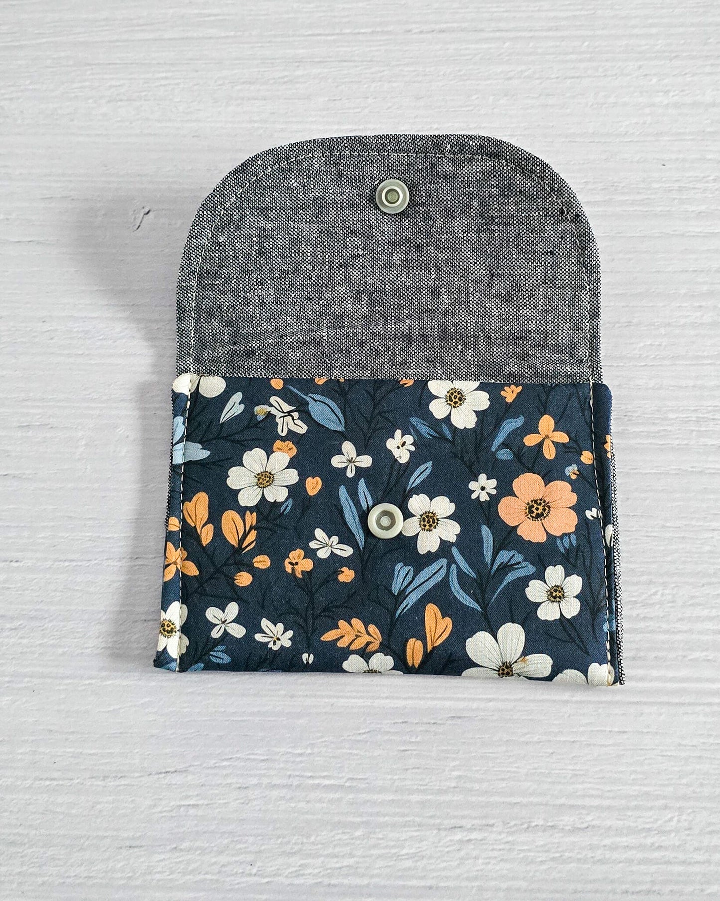 Mini-Pouch Midnight Bloom mit floralem Muster - handgenäht in Bayern von Nadelmikado