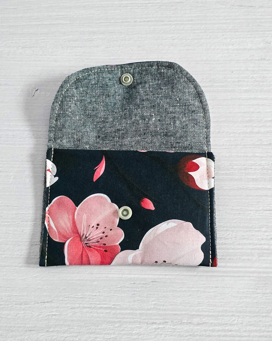 Mini-Pouch Night Blossom mit floralem Muster - handgenäht in Bayern von Nadelmikado