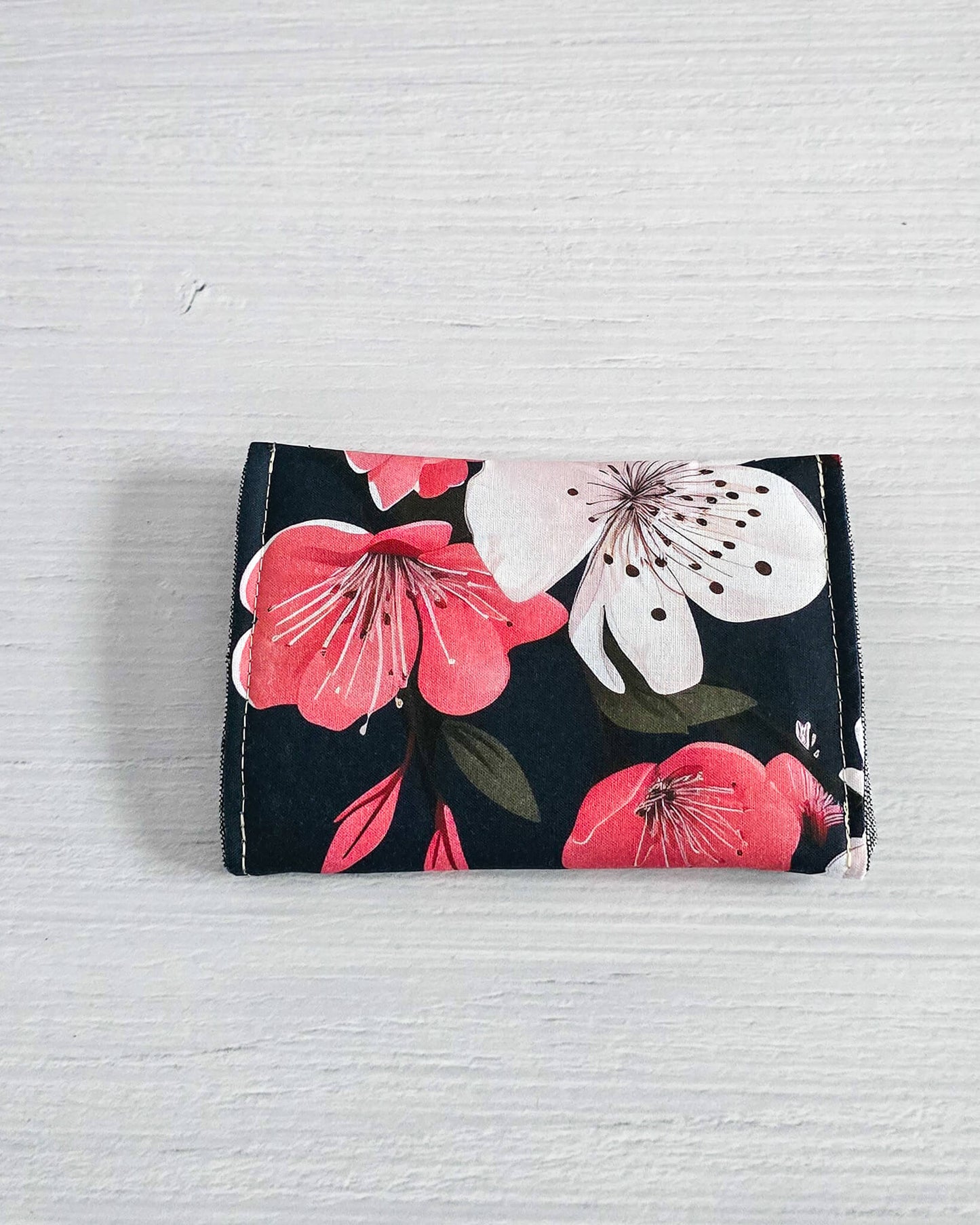 Mini-Pouch Night Blossom mit floralem Muster - handgenäht in Bayern von Nadelmikado