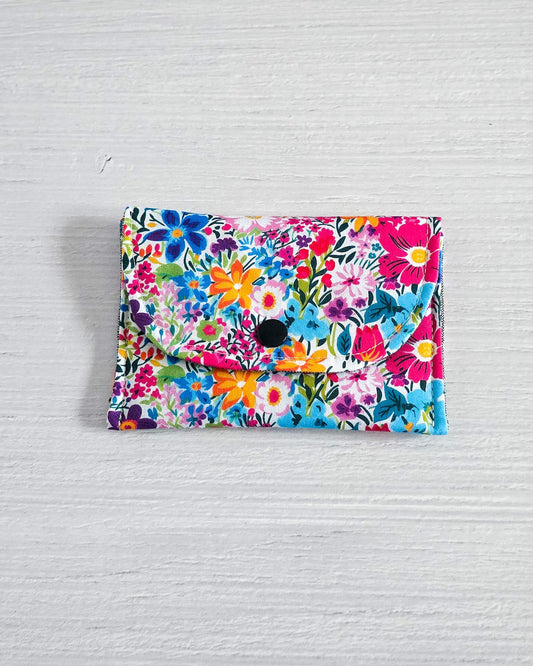 Mini-Pouch Wildflower Garden mit buntem Blumenmuster - handgenäht in Bayern von Nadelmikado