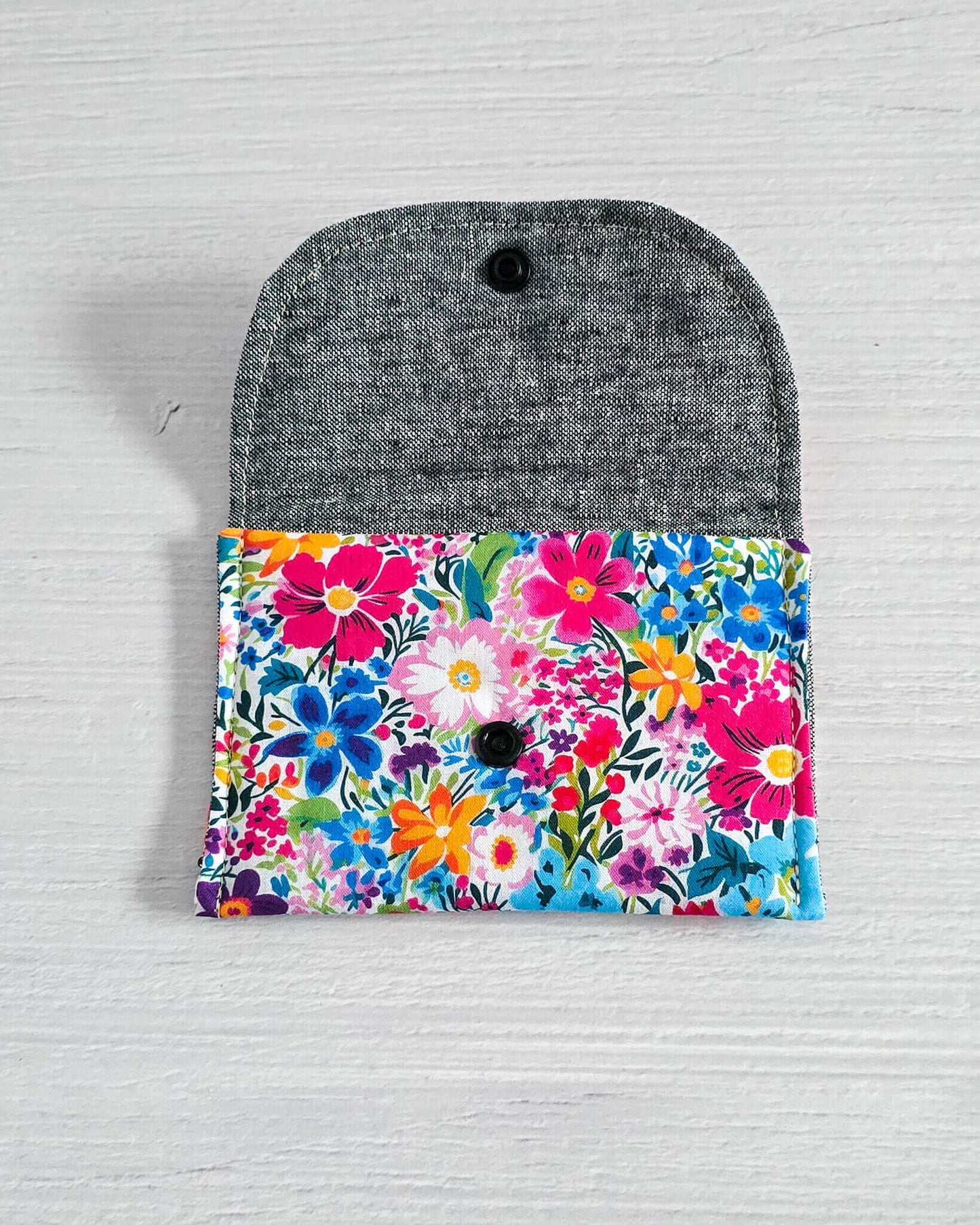Mini-Pouch Wildflower Garden mit buntem Blumenmuster - handgenäht in Bayern von Nadelmikado