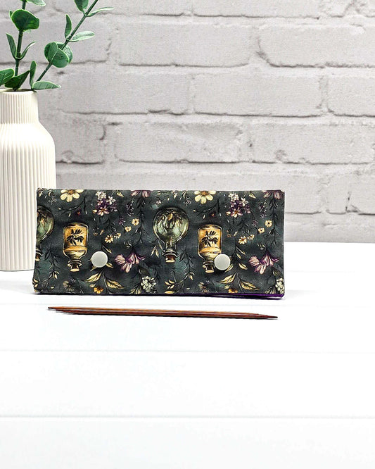 Nadelgarage 15 cm Botanical Apothecary für kurze Stricknadeln und Nadelspiele mit botanischem Apotheker-Motiv. Handgenäht in Bayern von Nadelmikado.