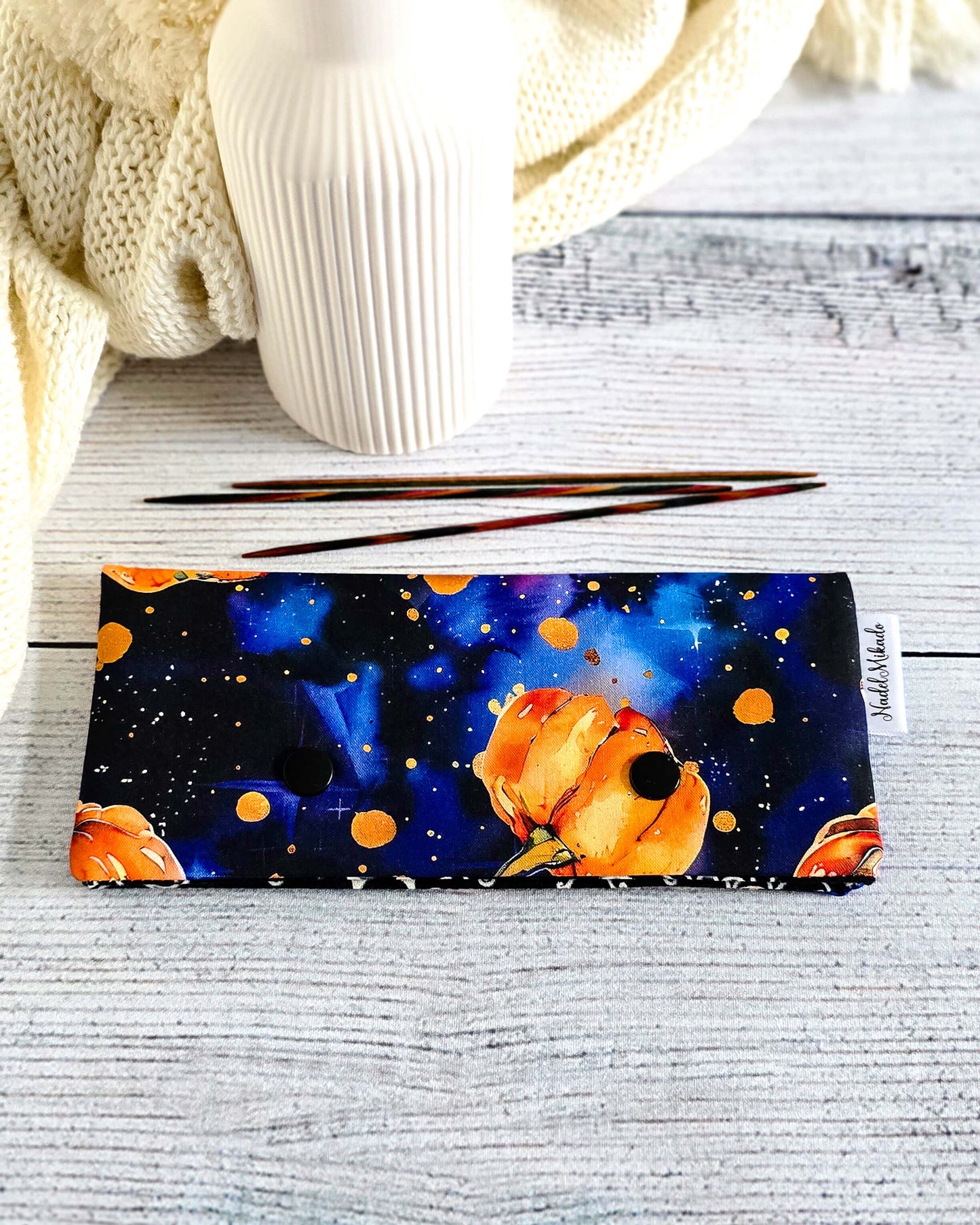 Handgenähte Nadelgarage 15 cm mit großen Aquarell-Kürbissen auf dunkelblauem Stoff