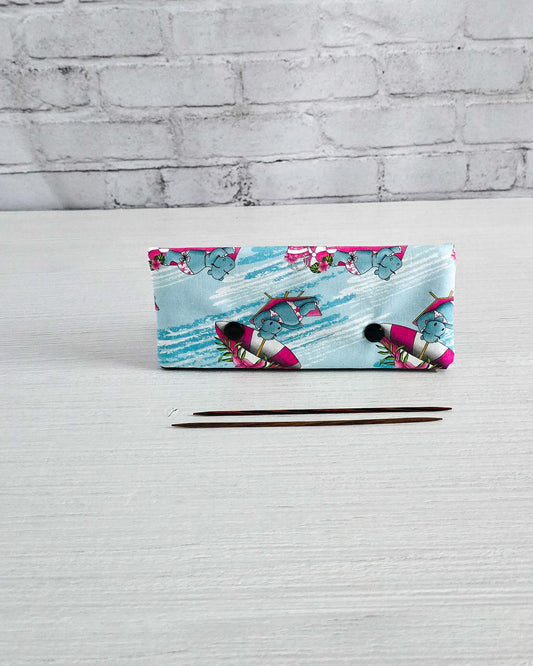 Nadelgarage 15 cm mit Nilpferd am Strand, handgenäht in Bayern von Nadelmikado