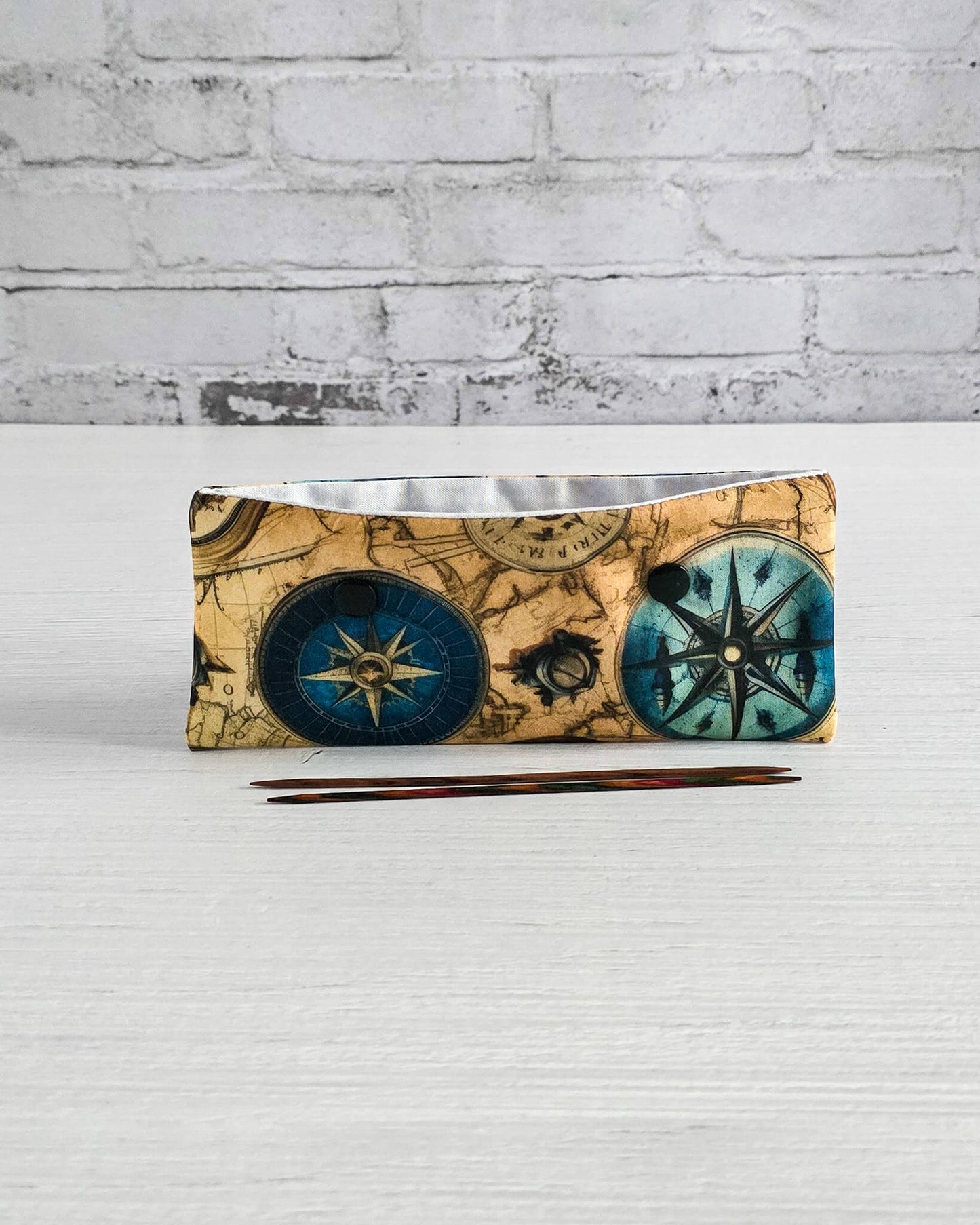 Nadelgarage 15 cm Compass Rose mit Kartenmotiv + handgenäht in Bayern von Nadelmikado