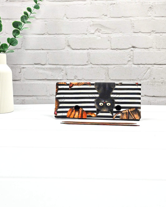 Nadelgarage 15 cm mit grimmigen Katzen handgenäht in Bayern von Nadelmikado