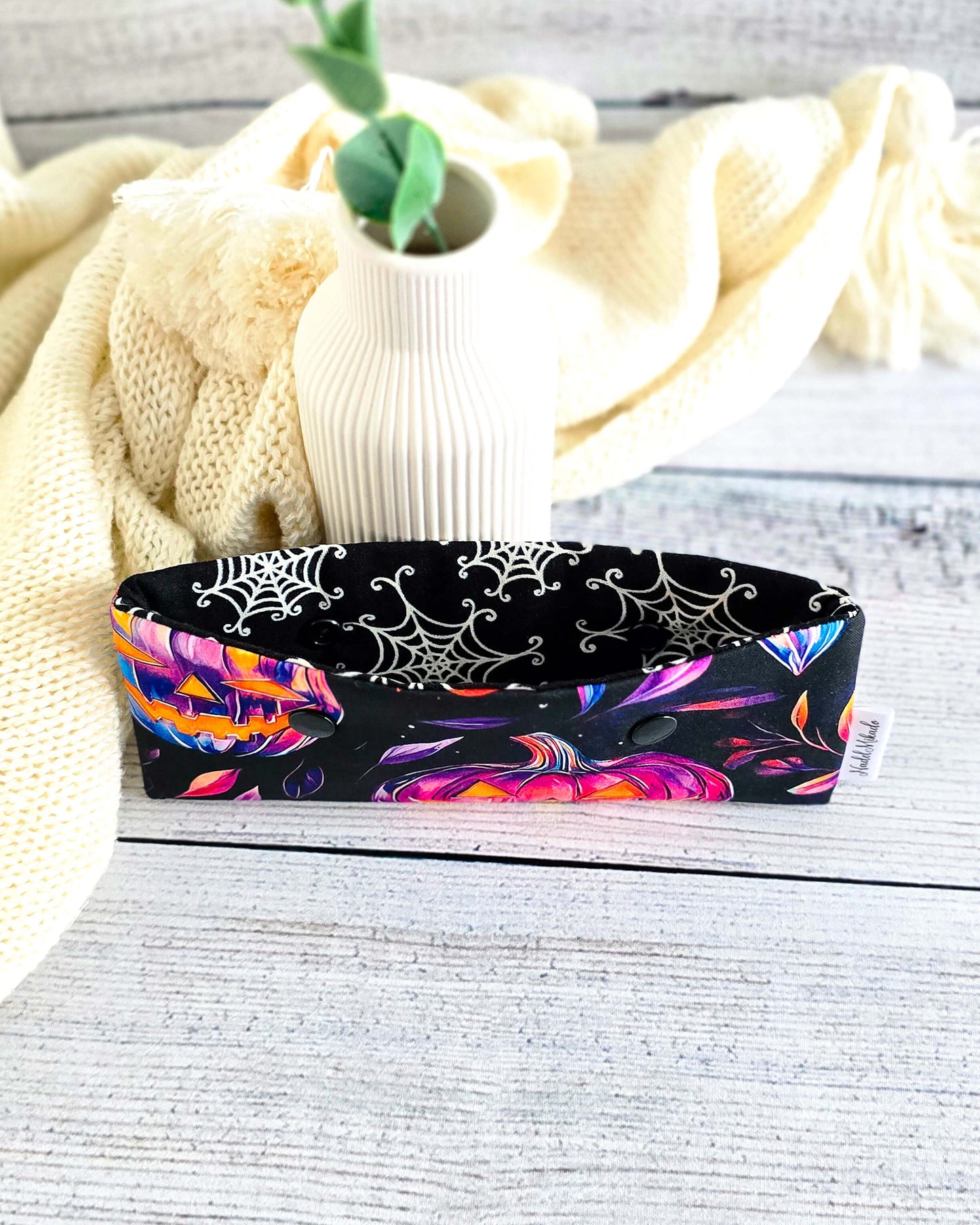 Handgenähte Nadelgarage 15 cm im Halloween Design mit pink-lila Kürbis-Motiv