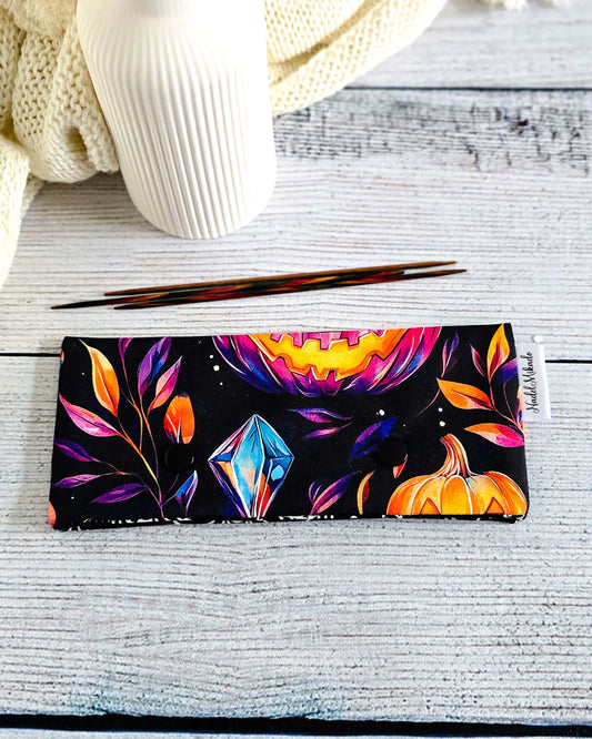 Handgenähte Nadelgarage 15 cm im Halloween Design mit pink-lila Kürbis-Motiv