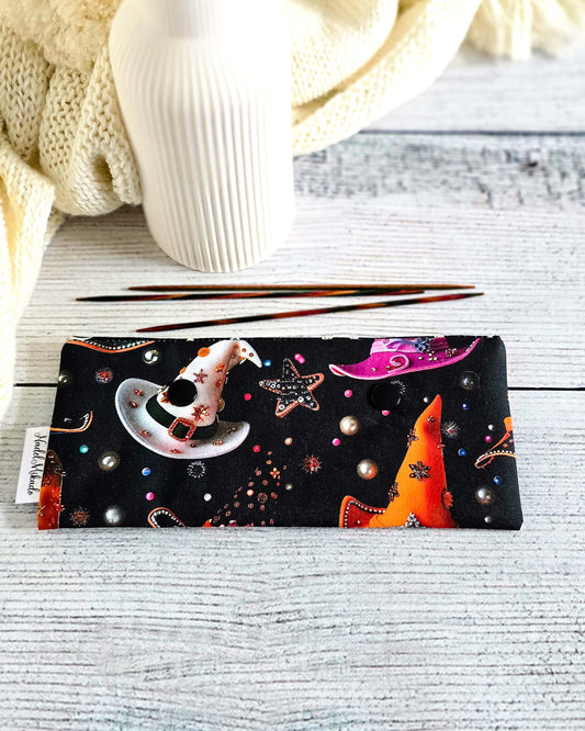 Handgenähte Nadelgarage 15 cm mit Hexenhut-Motiv auf schwarzem Stoff