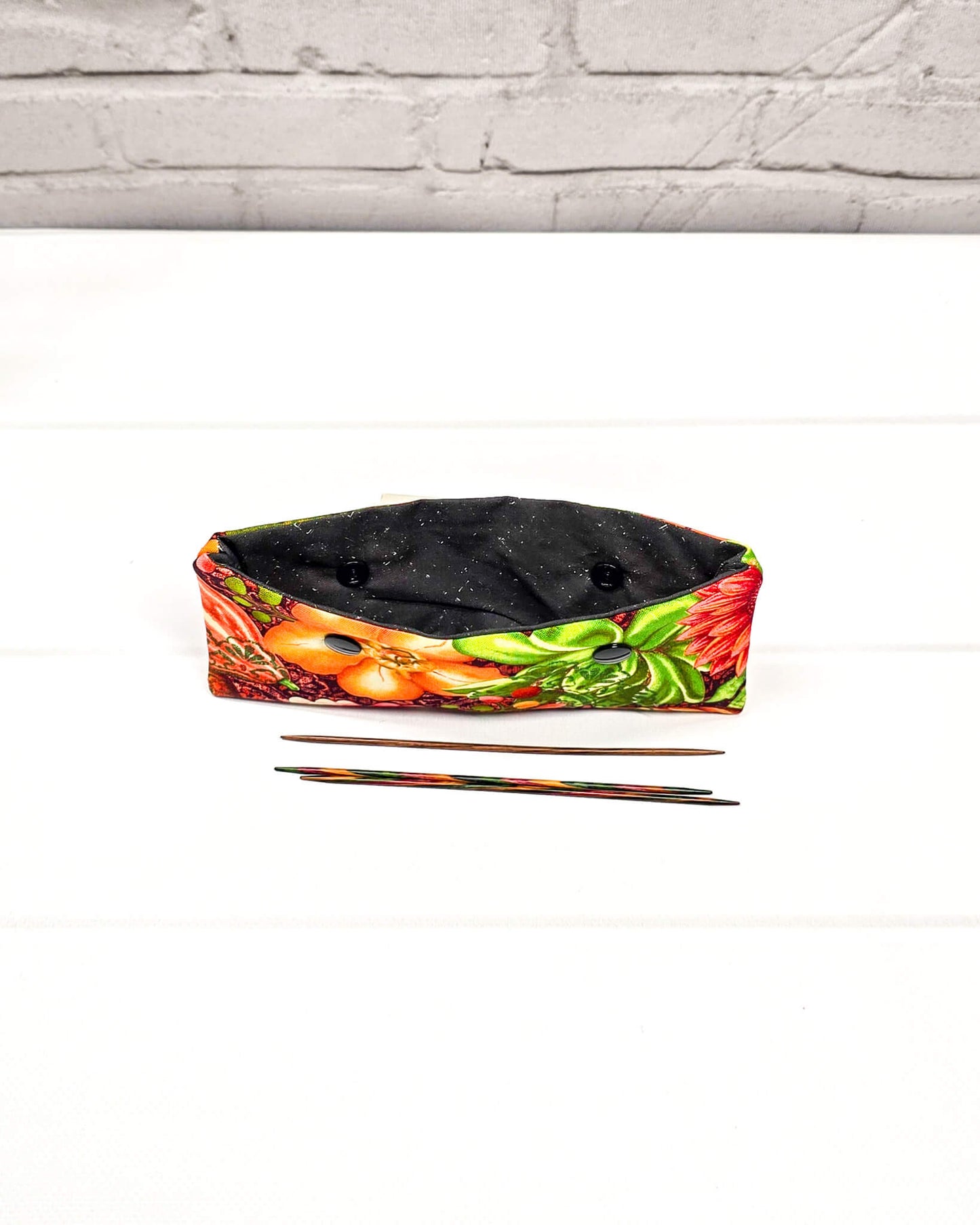 Nadelgarage 15 cm mit orange grünen Blüten handgenäht in Bayern von Nadelmikado