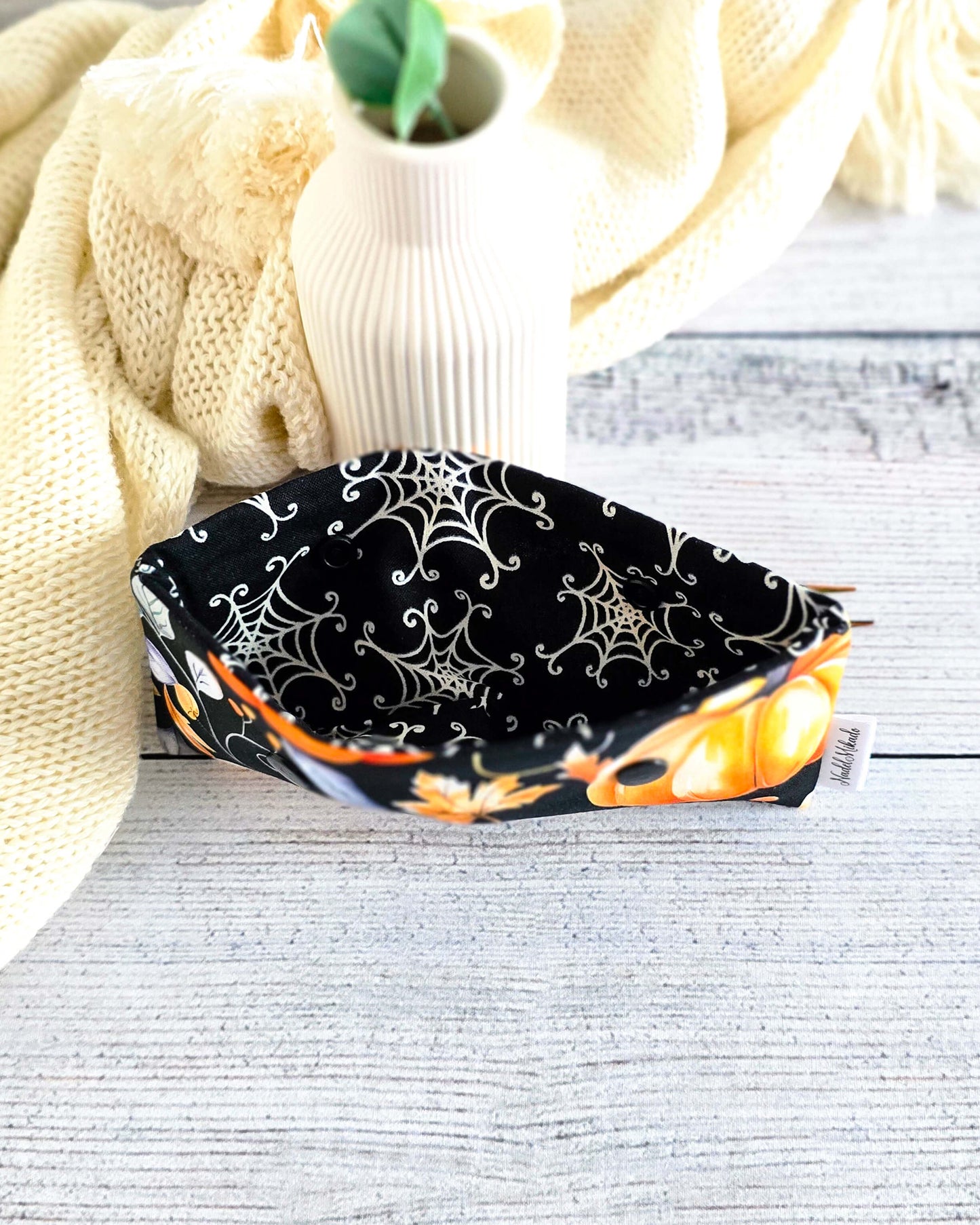 Handgenähte Nadelgarage 15 cm mit Kürbis-Motiv aus Baumwolle