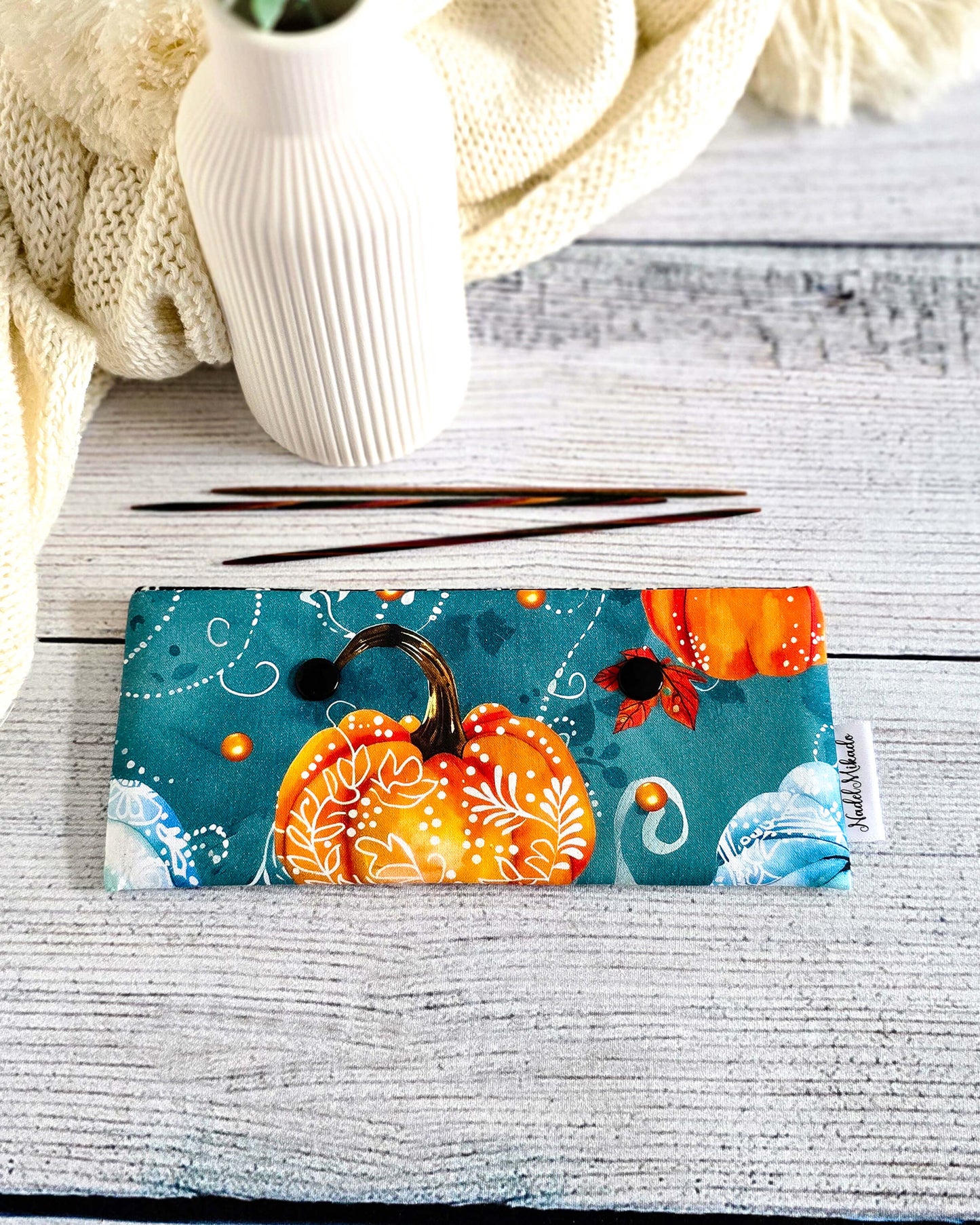Handgenähte Nadelgarage 15 cm mit türkisfarbenem Stoff und Kürbis-Motiv