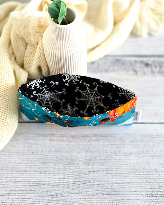 Handgenähte Nadelgarage 15 cm mit türkisfarbenem Stoff und Kürbis-Motiv