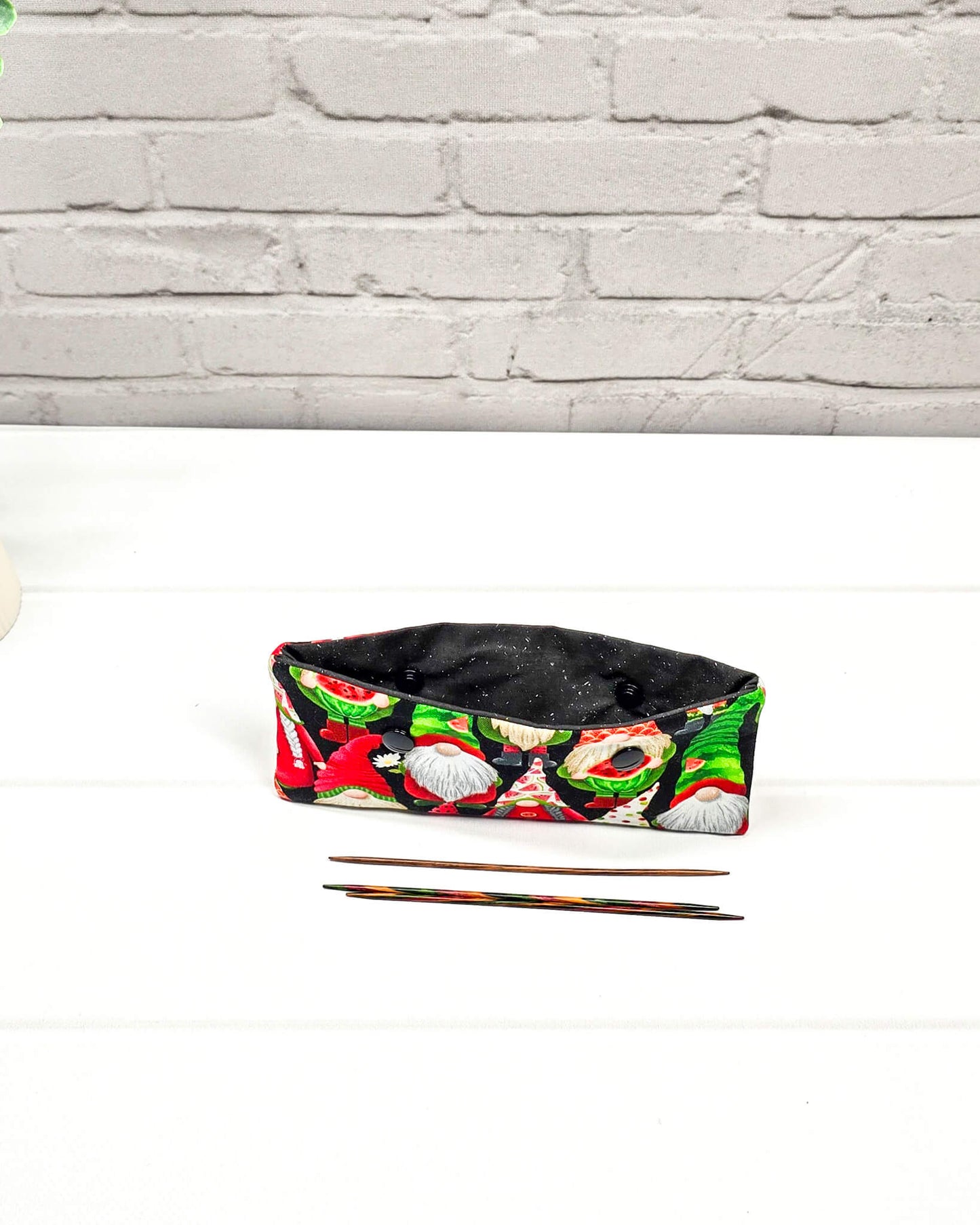 Nadelgarage 15 cm Wichtel mit Wassermelonen handgenäht in Bayern von Nadelmikado