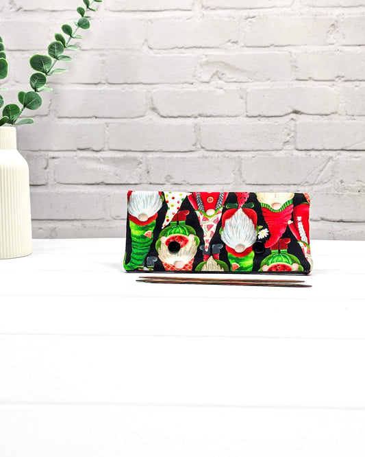 Nadelgarage 15 cm Wichtel mit Wassermelonen handgenäht in Bayern von Nadelmikado