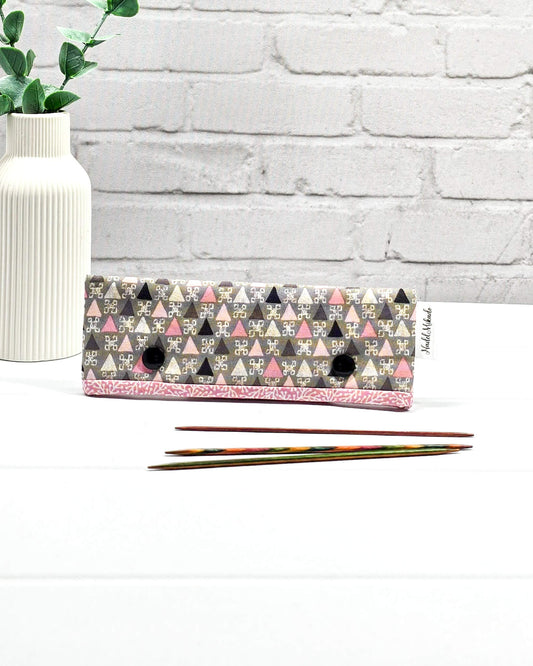 Nadelgarage für 15 cm lange Nadelspiele sichert das Sockenstrickzeug und verhindert fallengelassene Maschen. Grafisches Retromuster mit kleinen Dreiecken in Rosa, Grau und Schwarz. Handgenäht in Bayern von Nadelmikado