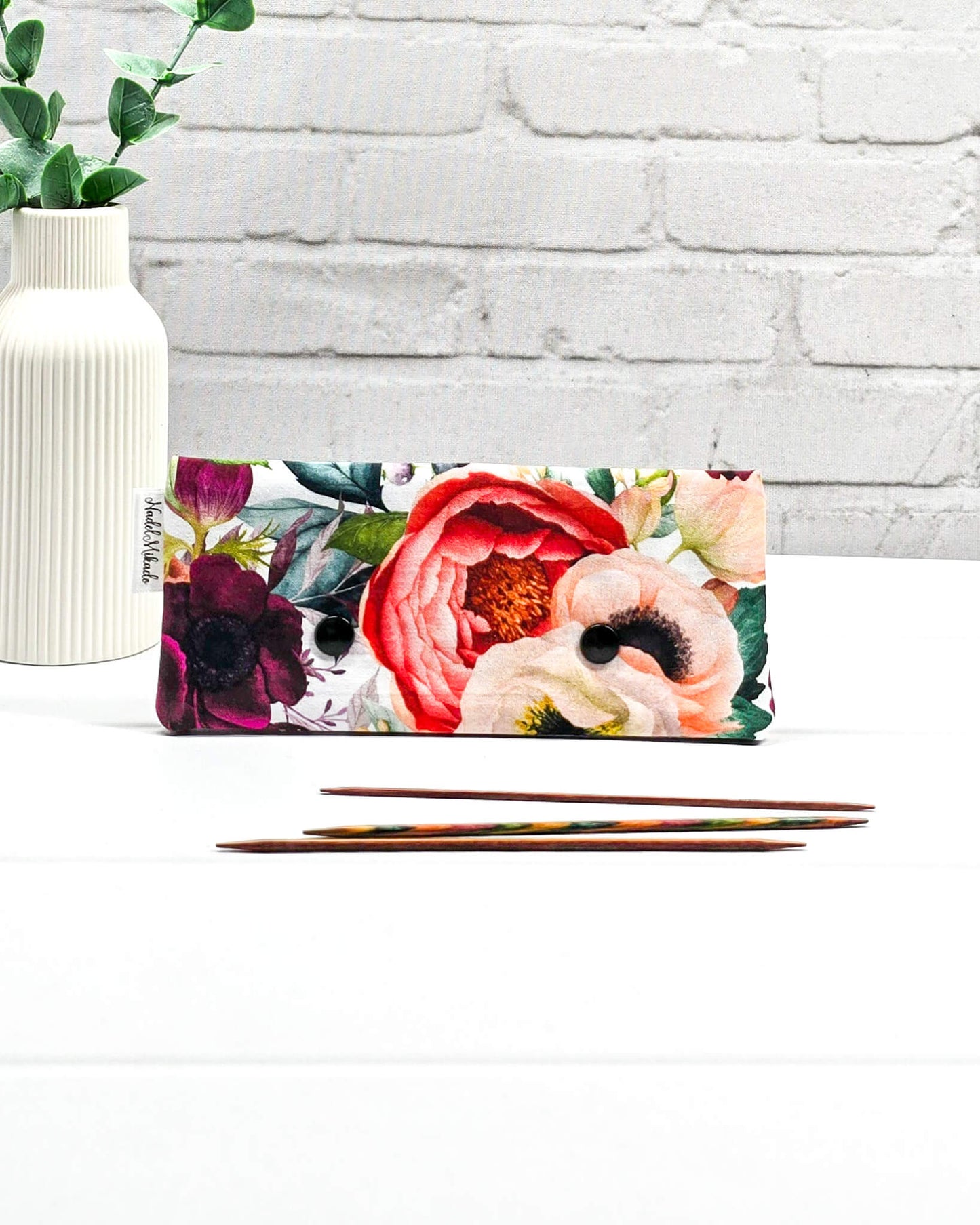 Nadelgarage für 15 cm lange Nadelspiele sichert das Sockenstrickzeug und schützt vor verlorenen Maschen. Florales Motiv mit roten Pfingstrosen und Beeren. Handgenäht in Bayern von Nadelmikado