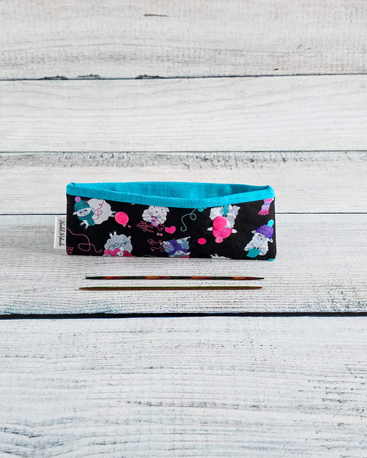 Nadelgarage 15 cm strickende Schafe schwarz handgenäht in Bayern von Nadelmikado