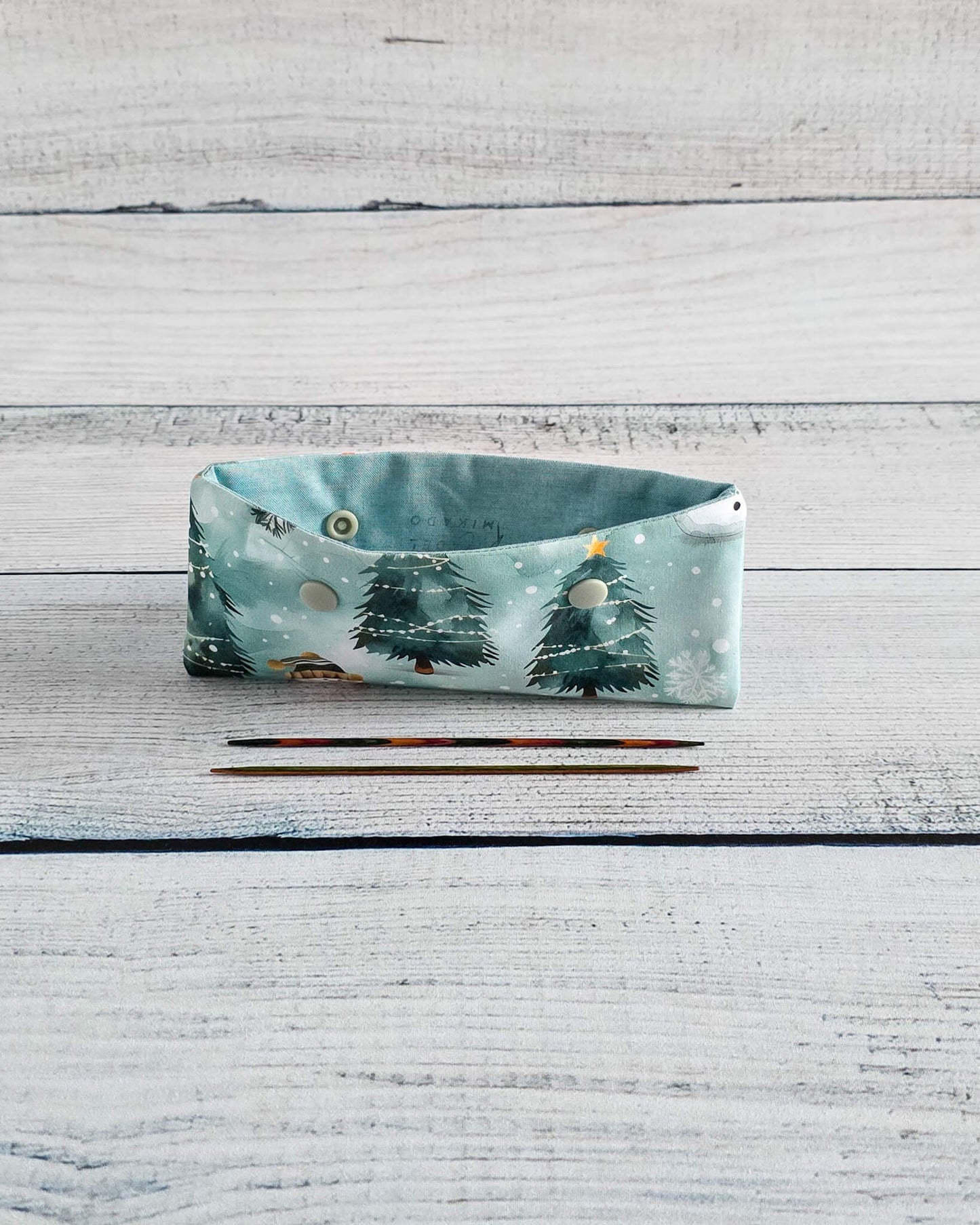 Nadelgarage 15 cm mit Schneemann- und Tannenmotiv - handgenäht in Bayern von Nadelmikado