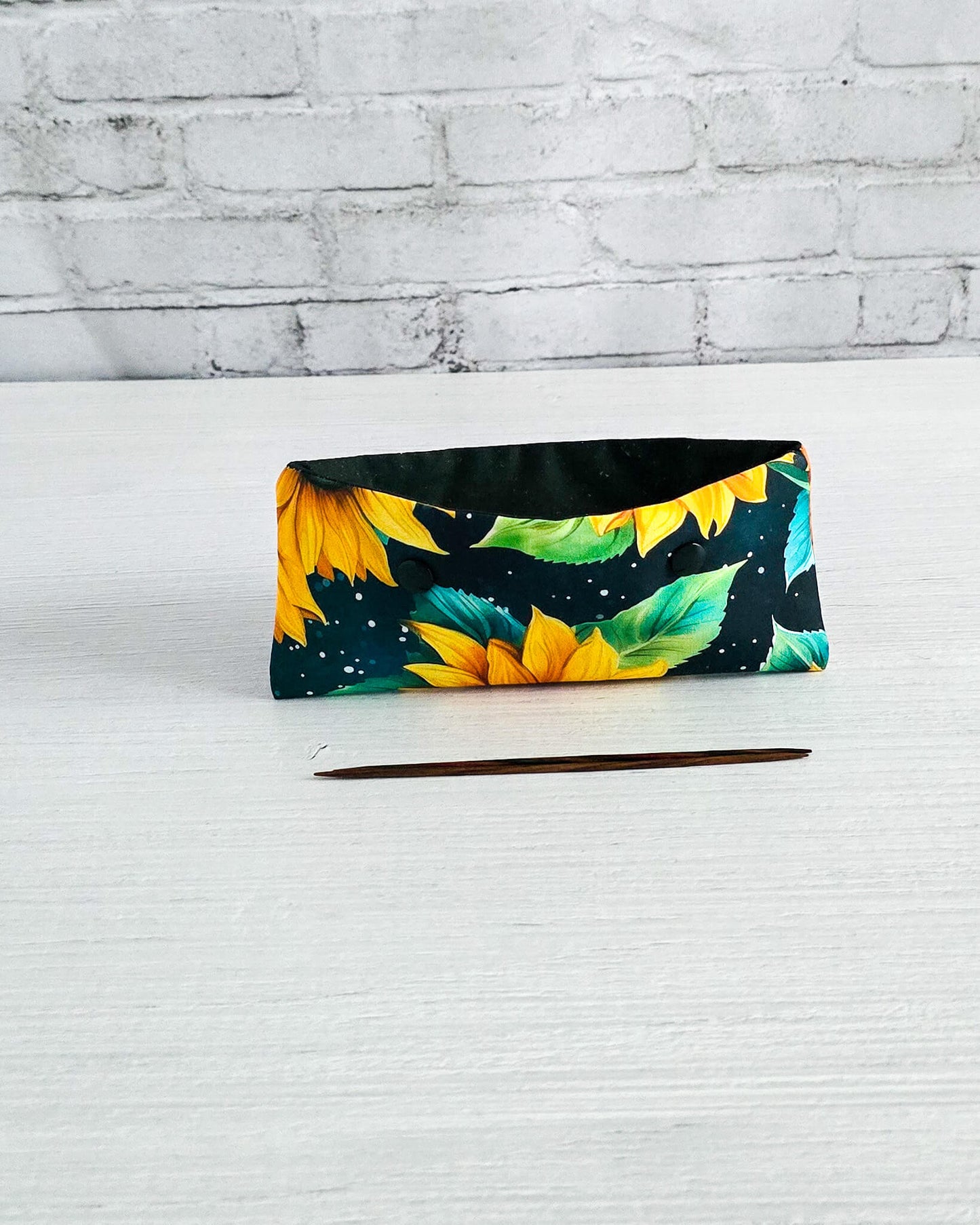 Nadelgarage 15 cm mit Sonnenblumenmotiv aus Baumwolle, handgenäht in Bayern von Nadelmikado