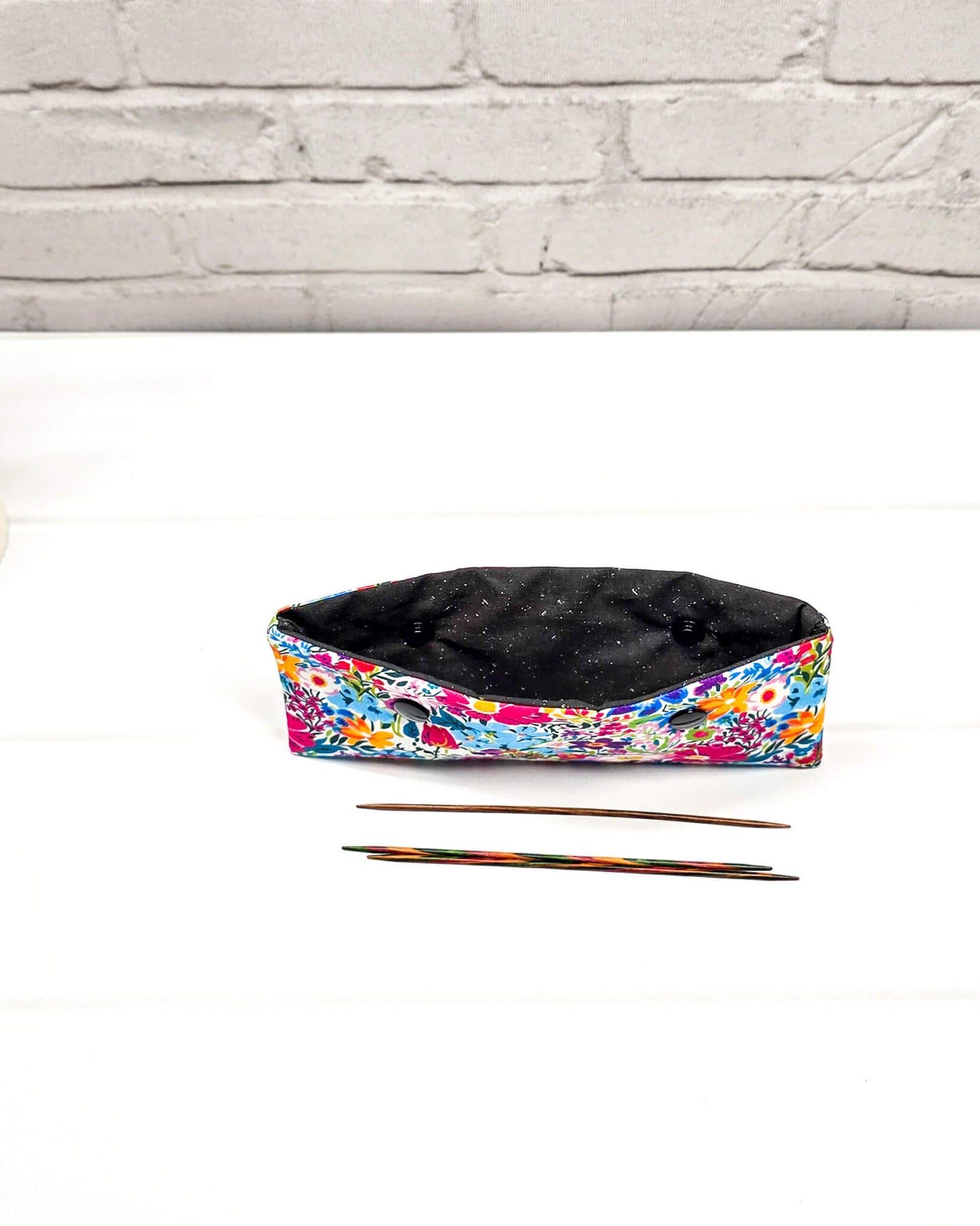 Nadelgarage 15 cm buntes Blumenmuster handgenäht in Bayern von Nadelmikado