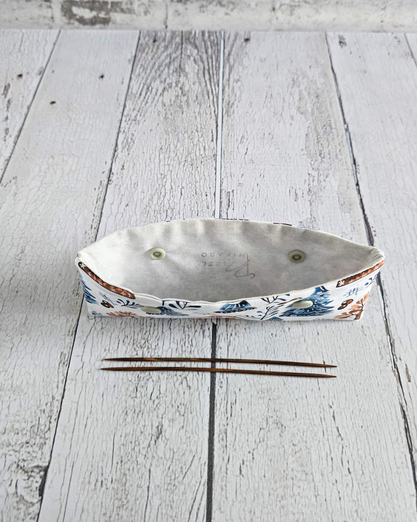 Nadelgarage 15 cm Winter Village mit Häusermotiv - handgenäht in Bayern von Nadelmikado