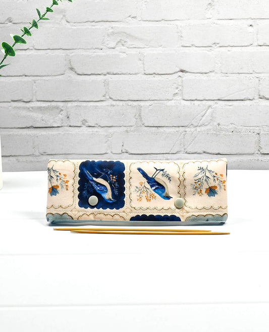 Nadelgarage für 20 cm Nadelspiele mit einem Muster aus botanischen Quadraten in Blau und Beige mit grauen Druckknöpfen - handgenäht in Bayern von Nadelmikado