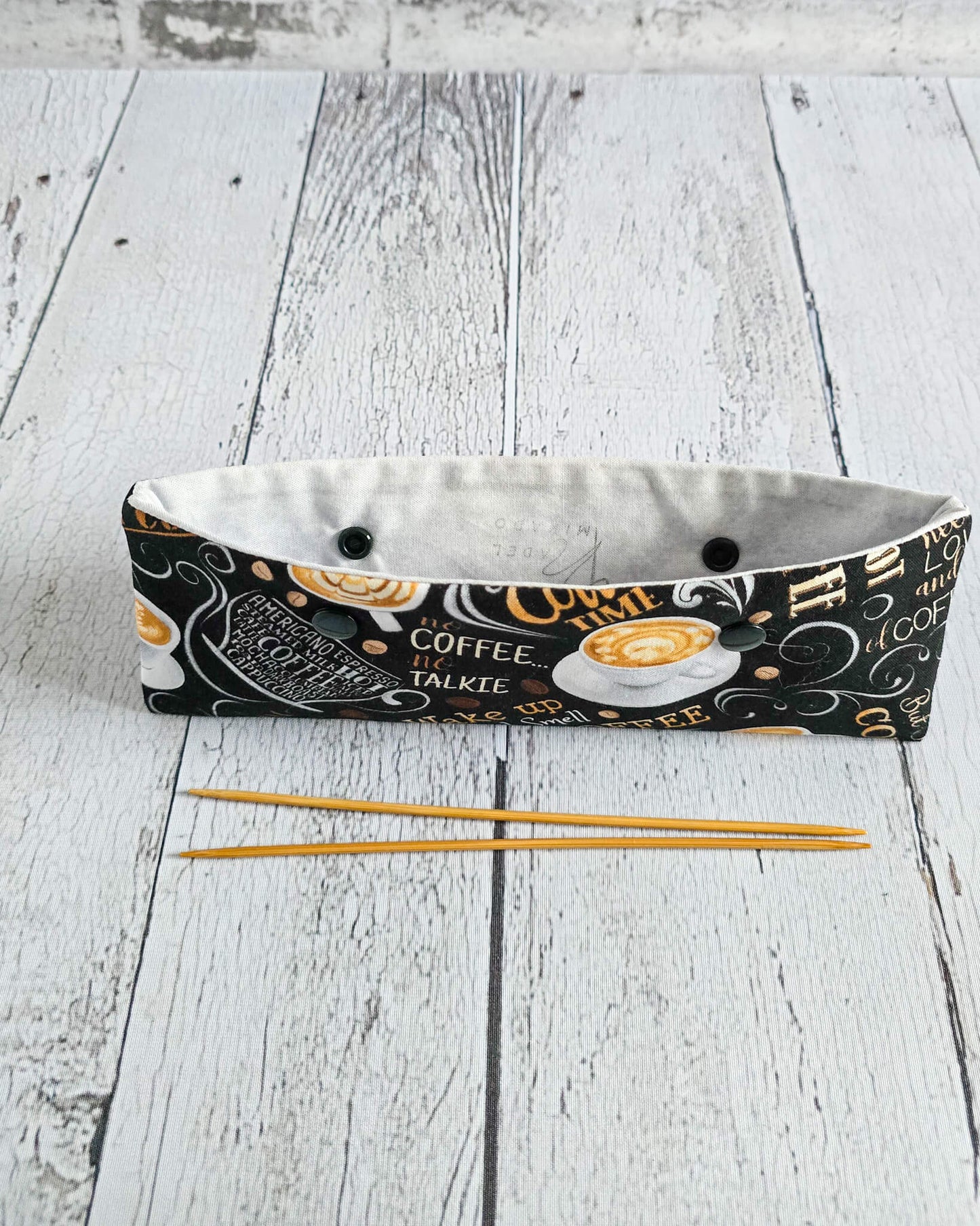 Nadelgarage 20 cm mit Kaffee-Schriftmotiv auf schwarzem Stoff - handgenäht in Bayern von Nadelmikado