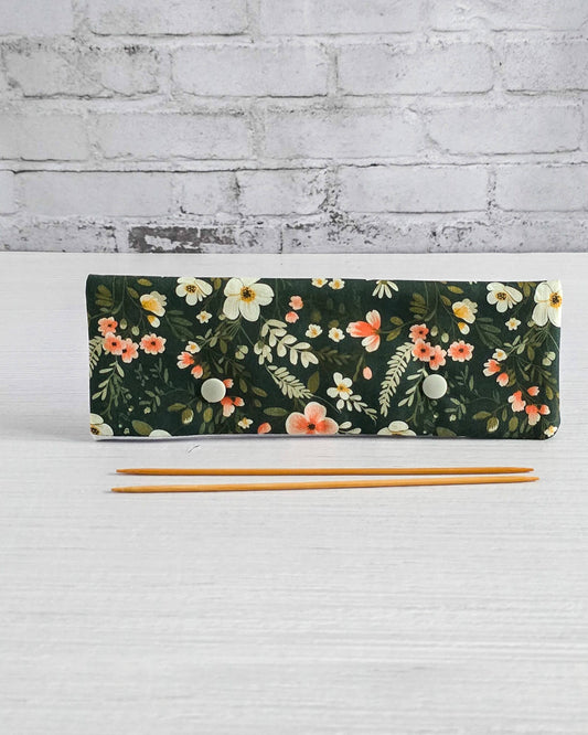 Nadelgarage 20 cm mit floralen Blüten auf grünem Grund - handgenäht in Bayern von Nadelmikado