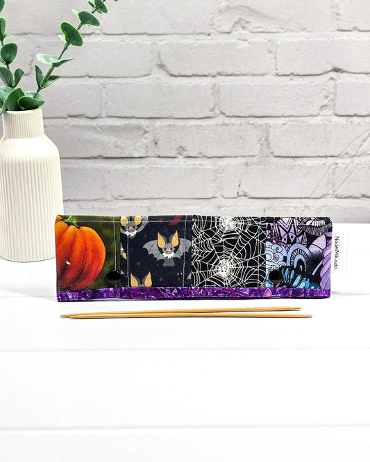 Nadelgarage für 20 cm Nadelspiele im Patchwork-Stil mit Halloween-Motiven wie schwarzen Katzen, Totenköpfen, Kürbissen und einem Vampirgnom-Design. Handgenäht in Bayern von Nadelmikado.