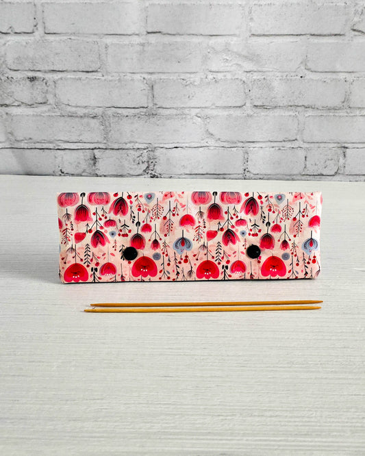 Nadelgarage Herzblumen – für 20cm Nadelspiele handgenäht in Bayern von Nadelmikado