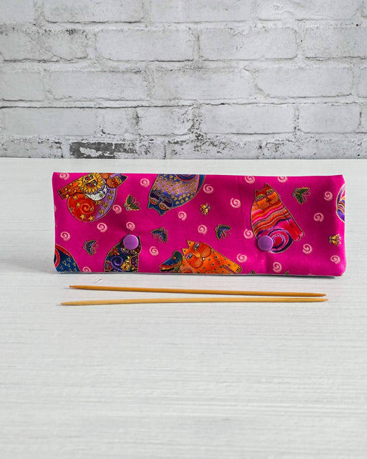 Nadelgarage 20 cm mit bunten Katzenmotiven auf pinkem Stoff - handgenäht in Bayern von Nadelmikado