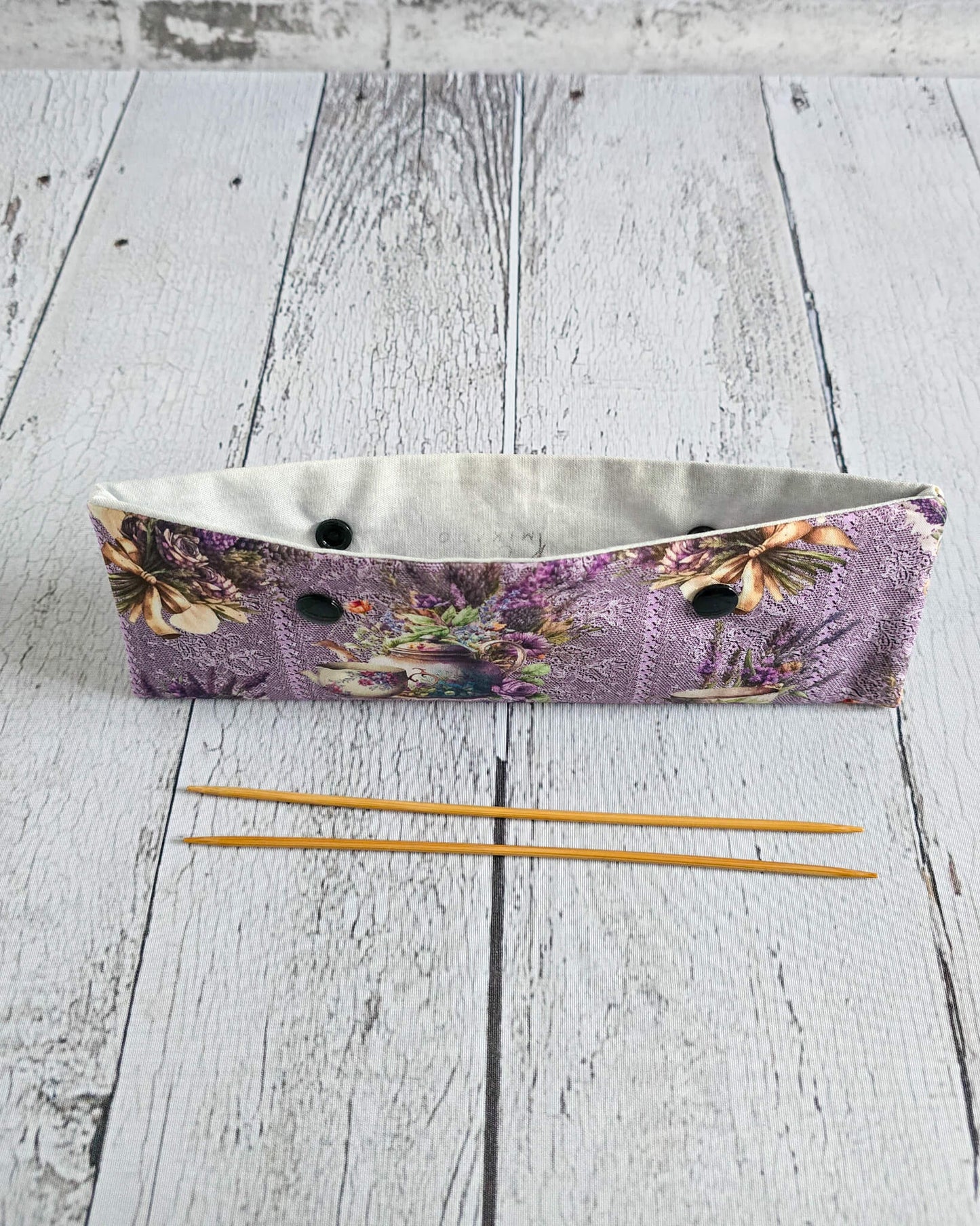 Nadelgarage 20 cm mit Tee- und Lavendelmotiv - handgenäht in Bayern von Nadelmikado